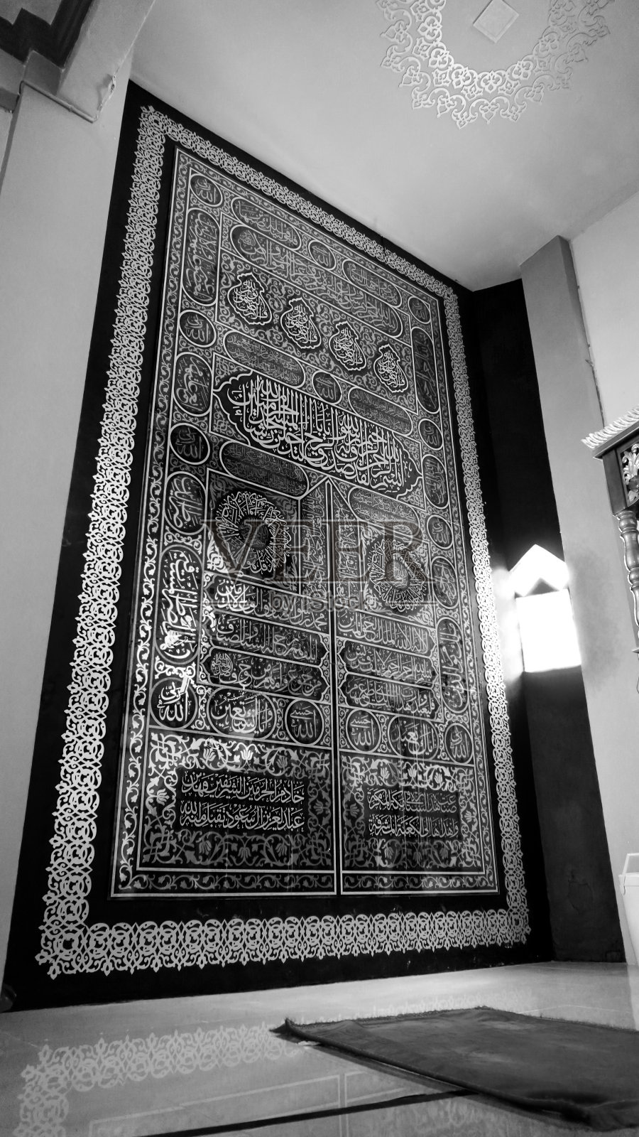 一幅类似于天房门书法的书法画。黑白电影照片摄影图片