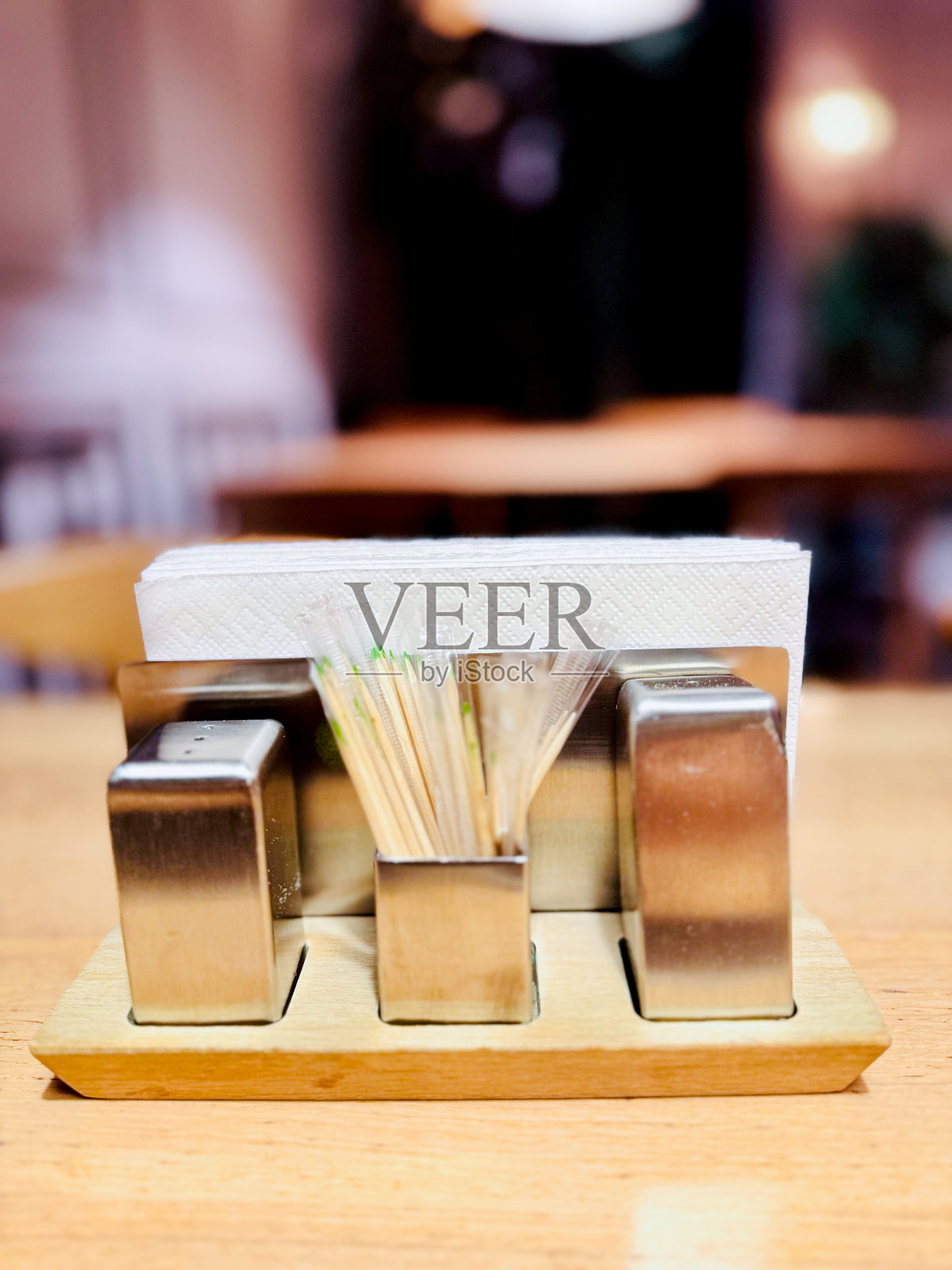 盐和胡椒瓶和牙签架照片摄影图片