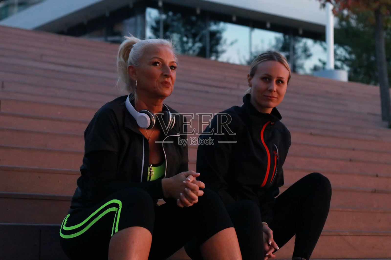 成熟年轻的运动女性照片摄影图片