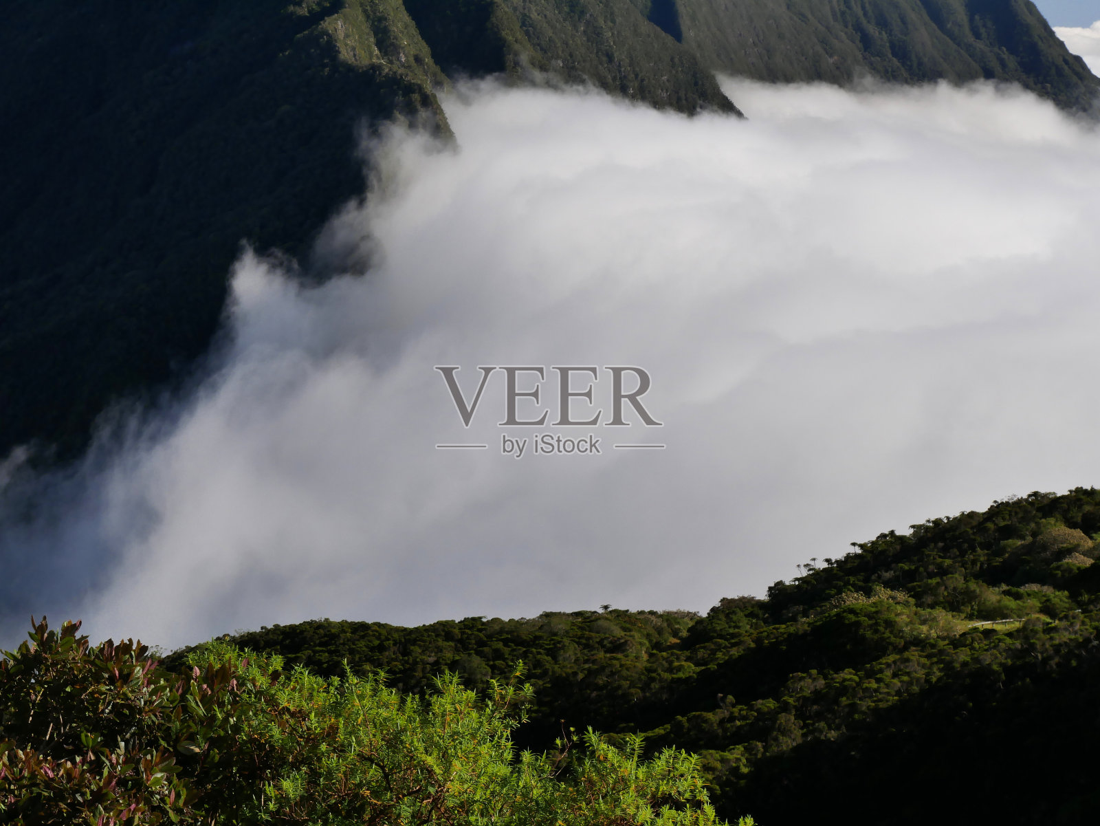 留尼旺的山口上飘着一朵云照片摄影图片