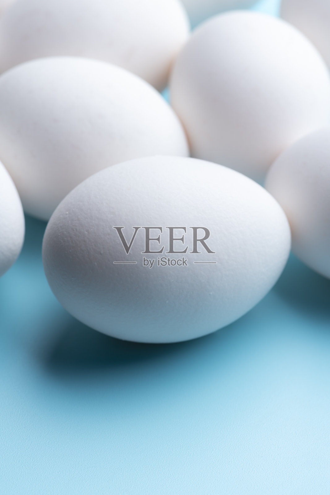 鸡蛋放在水色背景上照片摄影图片