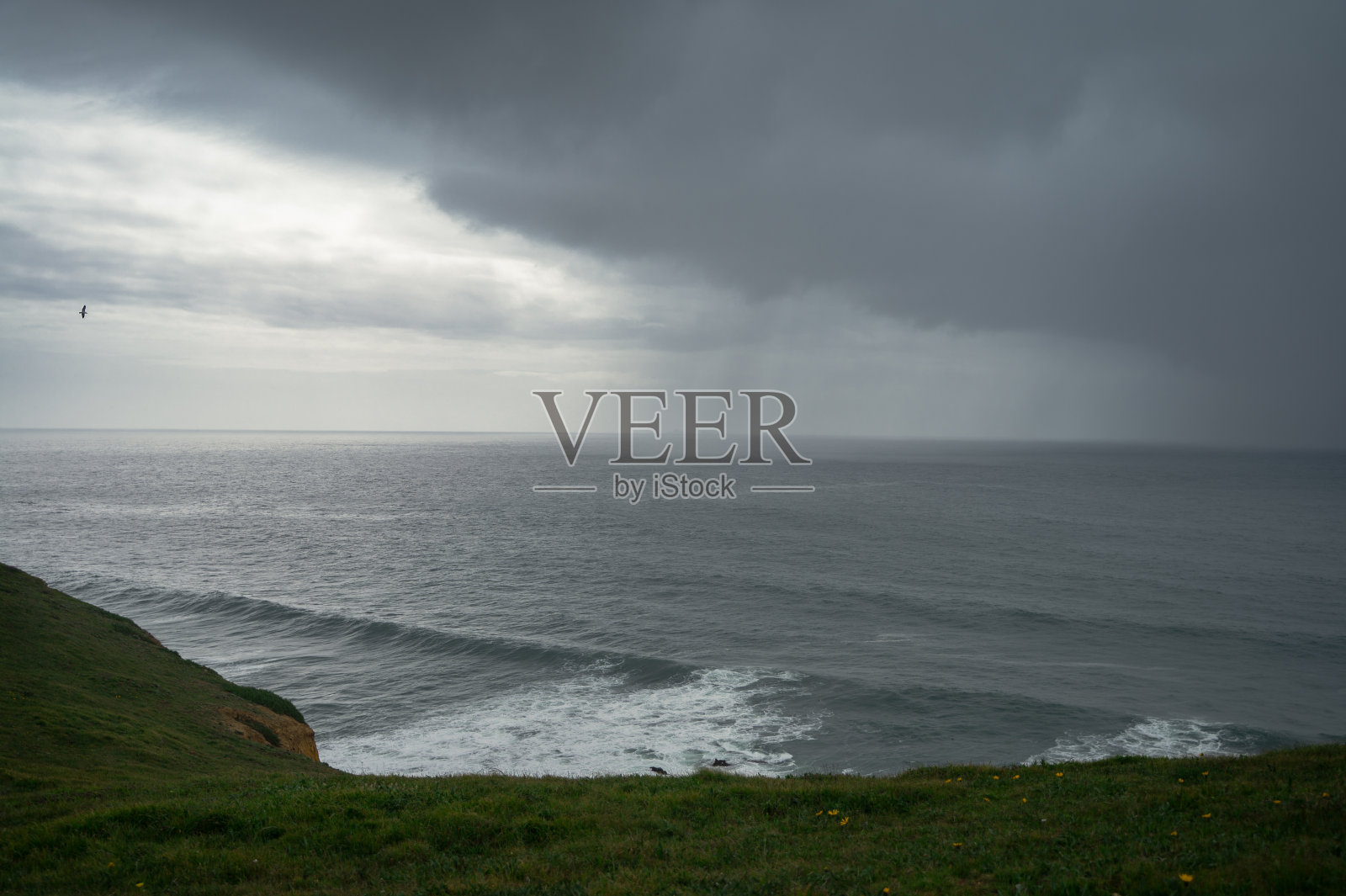 沿海暗风暴照片摄影图片