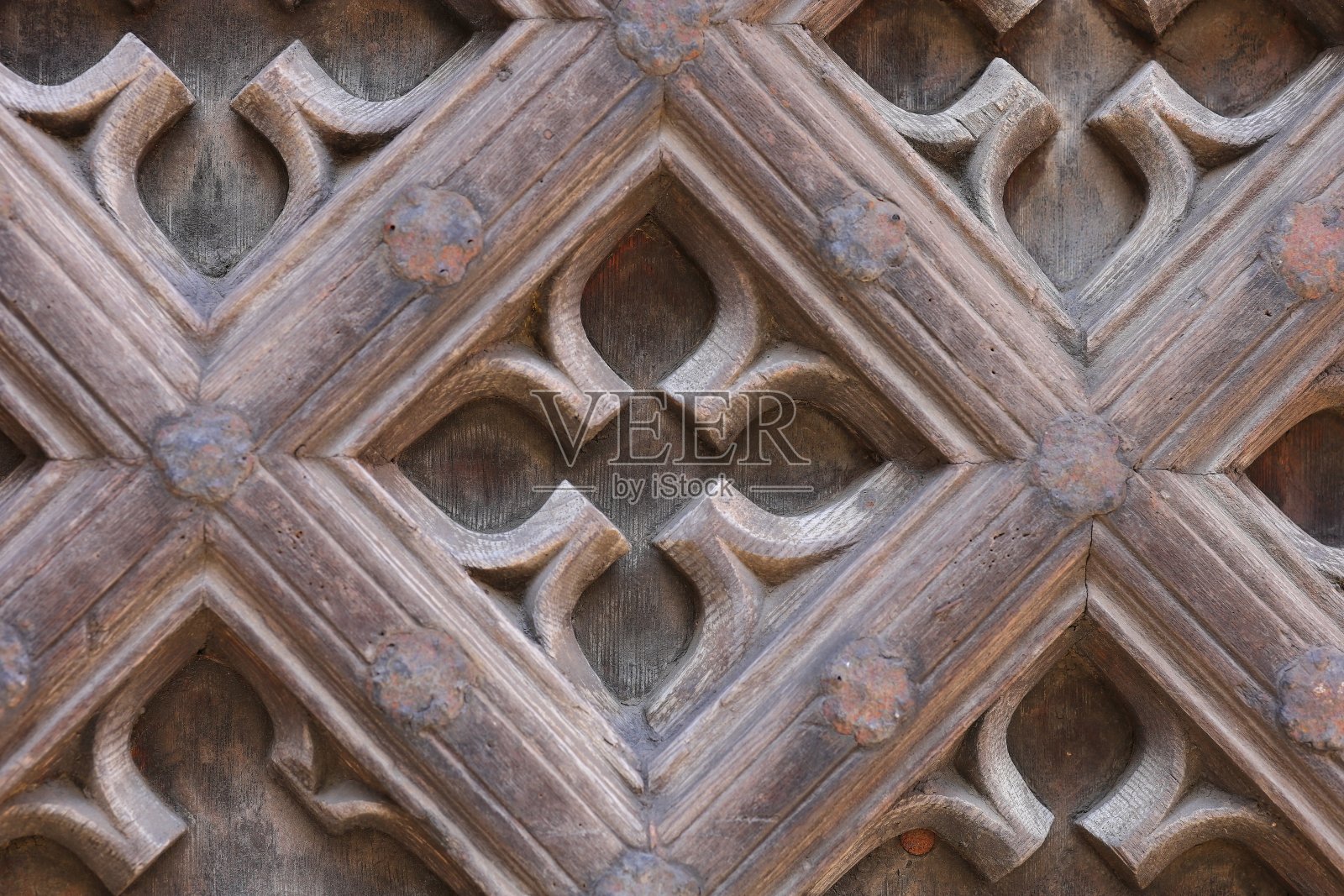 教堂门上的木制装饰品照片摄影图片