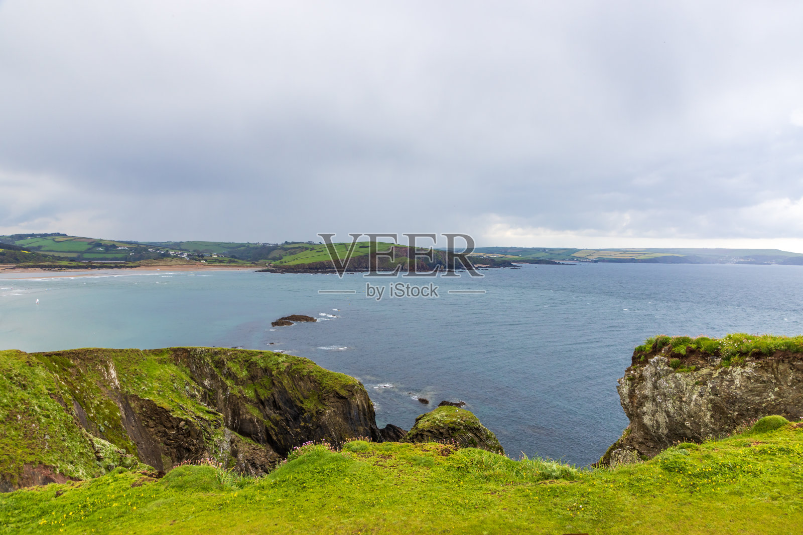 春天的一天,德文郡海岸外的Burgh岛的景色照片摄影图片