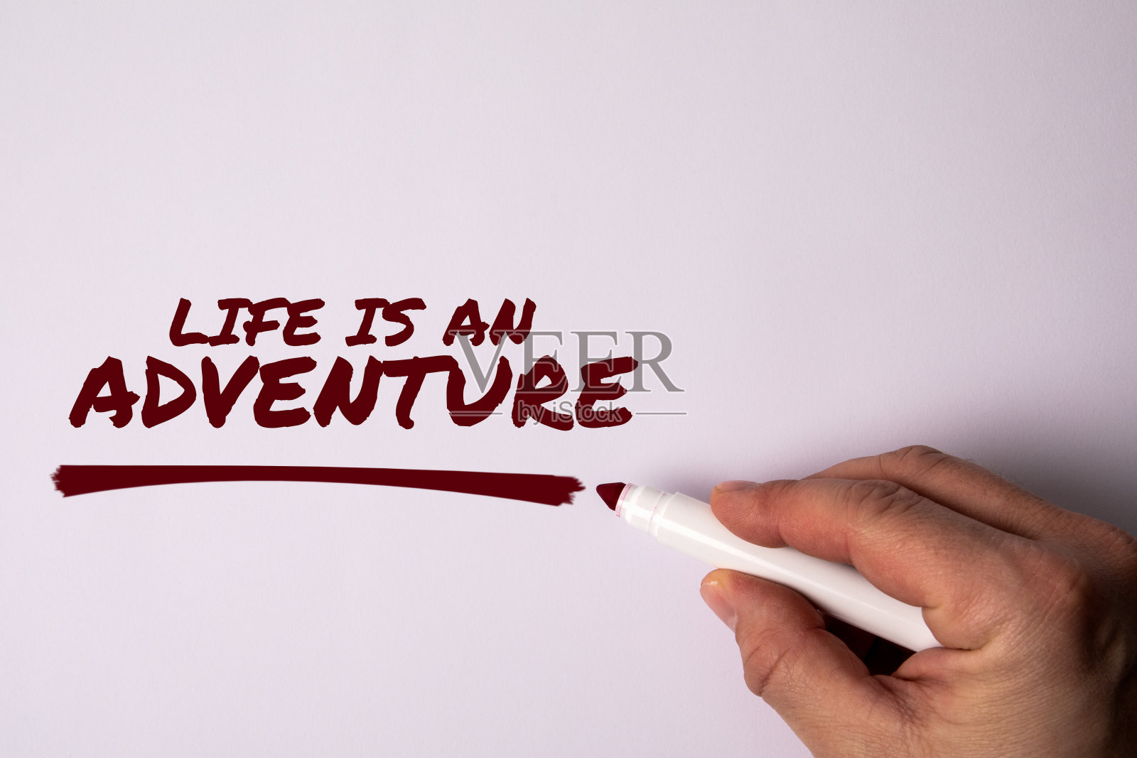 生活是一场冒险。白色背景的手写文字照片摄影图片