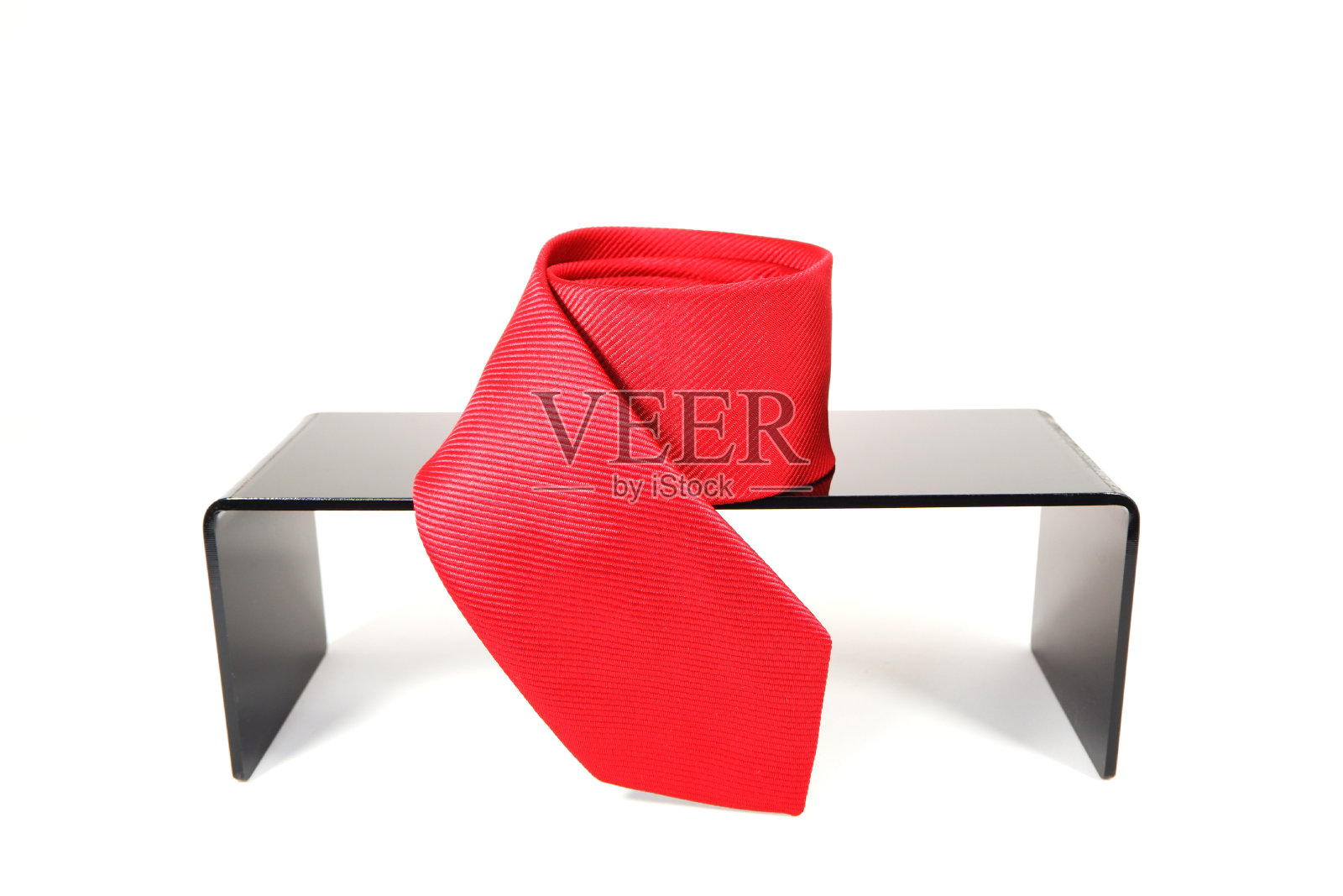 普通织物红色领带卷黑色显示站与白色背景近距离观察单一对象照片摄影图片