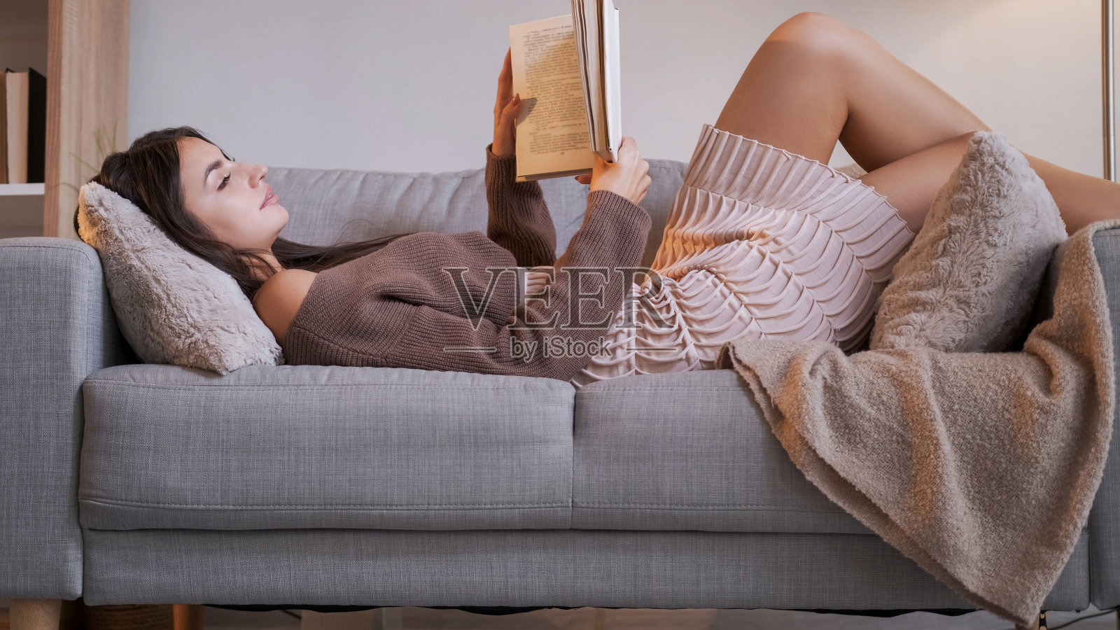 在家读文学放松女人读书沙发照片摄影图片