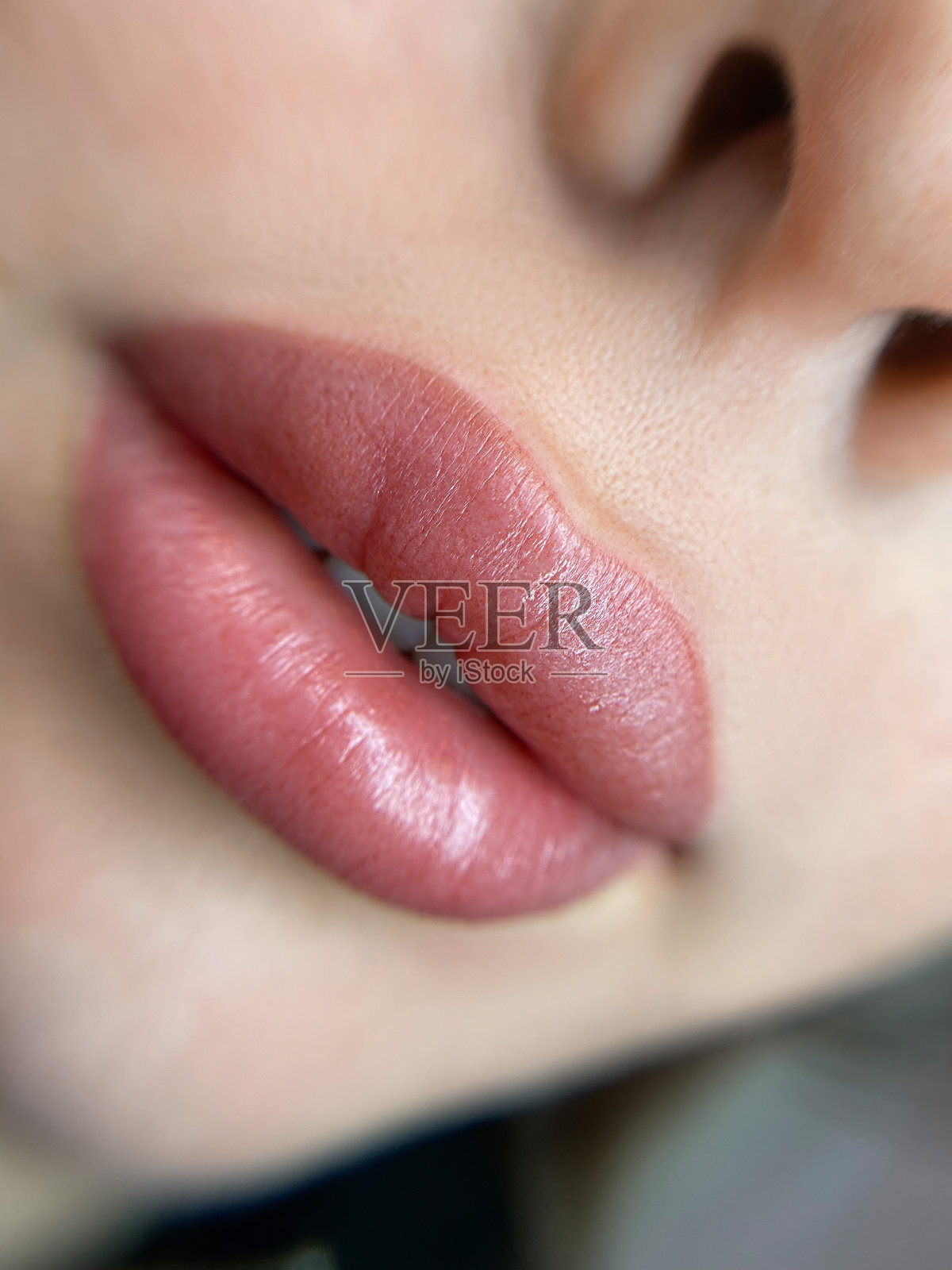 永久性感女人的嘴唇纹身的近处,口红的效果化妆,嘴唇纹身后用色素着色照片摄影图片