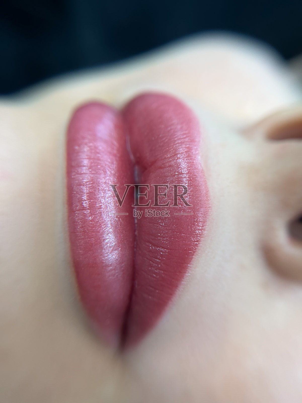 永久性感女人的嘴唇纹身的近处,口红的效果化妆,嘴唇纹身后用色素着色照片摄影图片