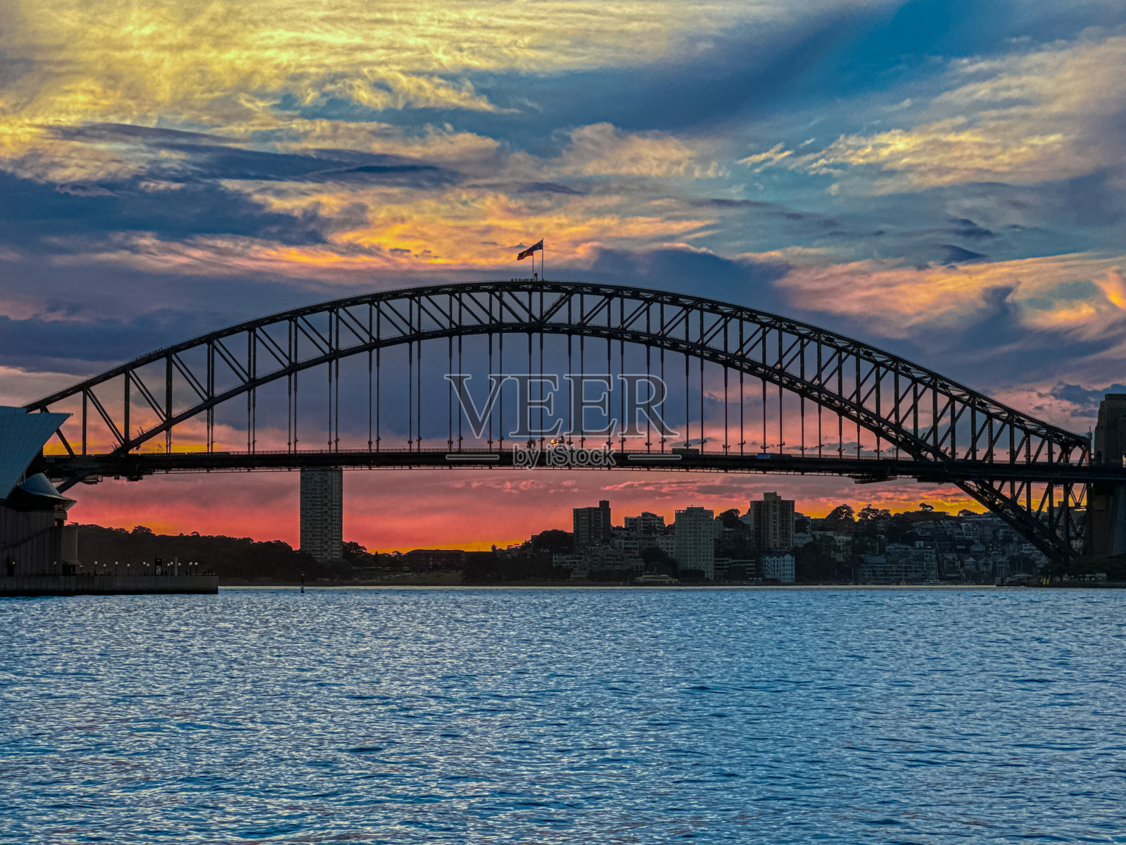 2024年4月29日星期一,澳大利亚新南威尔士州悉尼海港大桥日落时天空的美丽色彩照片摄影图片