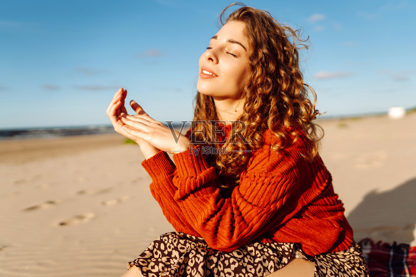美丽的年轻女性在沙滩上的肖像照片摄影图片