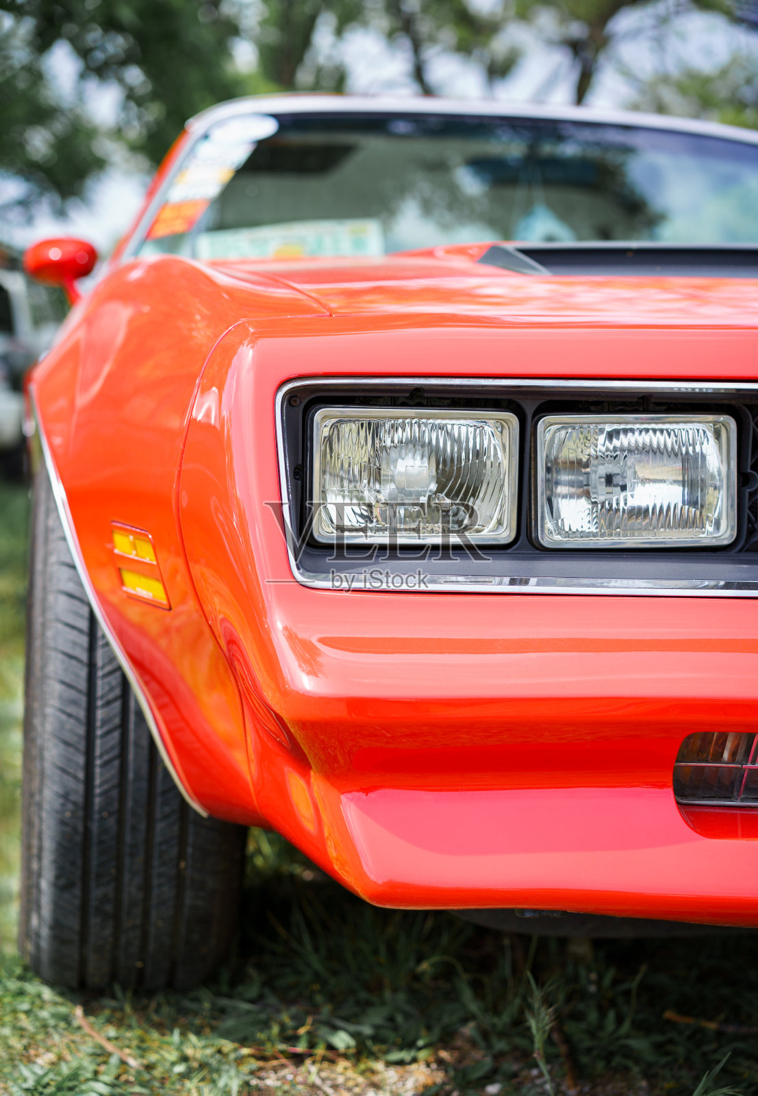 一辆老式红色汽车的前视图。头灯。典型的车辆。下来车。照片摄影图片