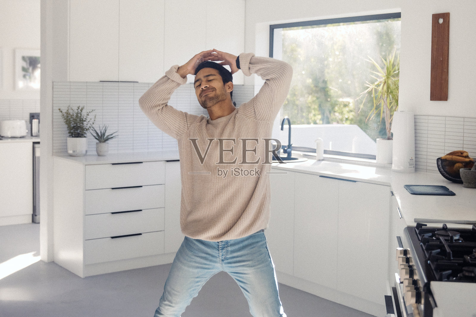 一个男人在厨房里跳舞照片摄影图片