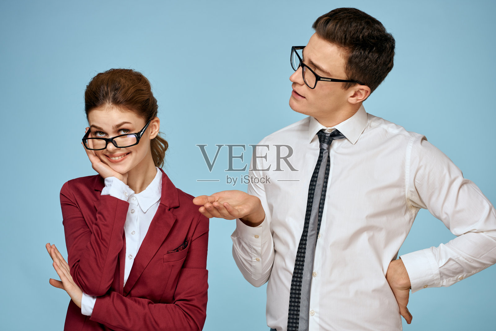 商务男女办公室官员沟通工作同事工作室蓝色背景照片摄影图片