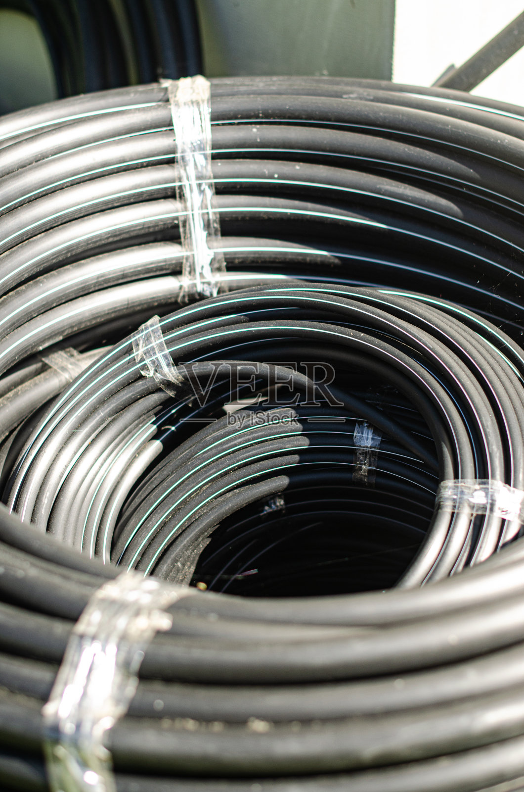 一组黑色电缆卷轴靠近照片摄影图片