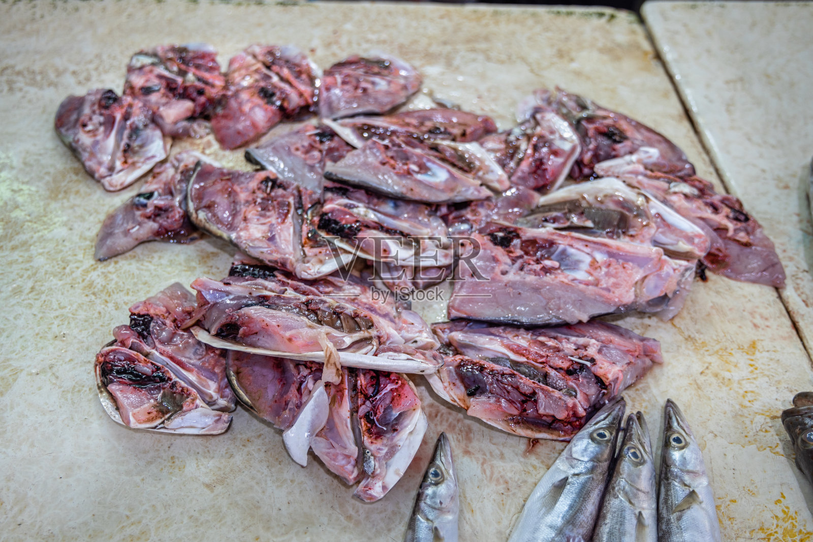 鱼贩桌上刚屠宰的鱼照片摄影图片