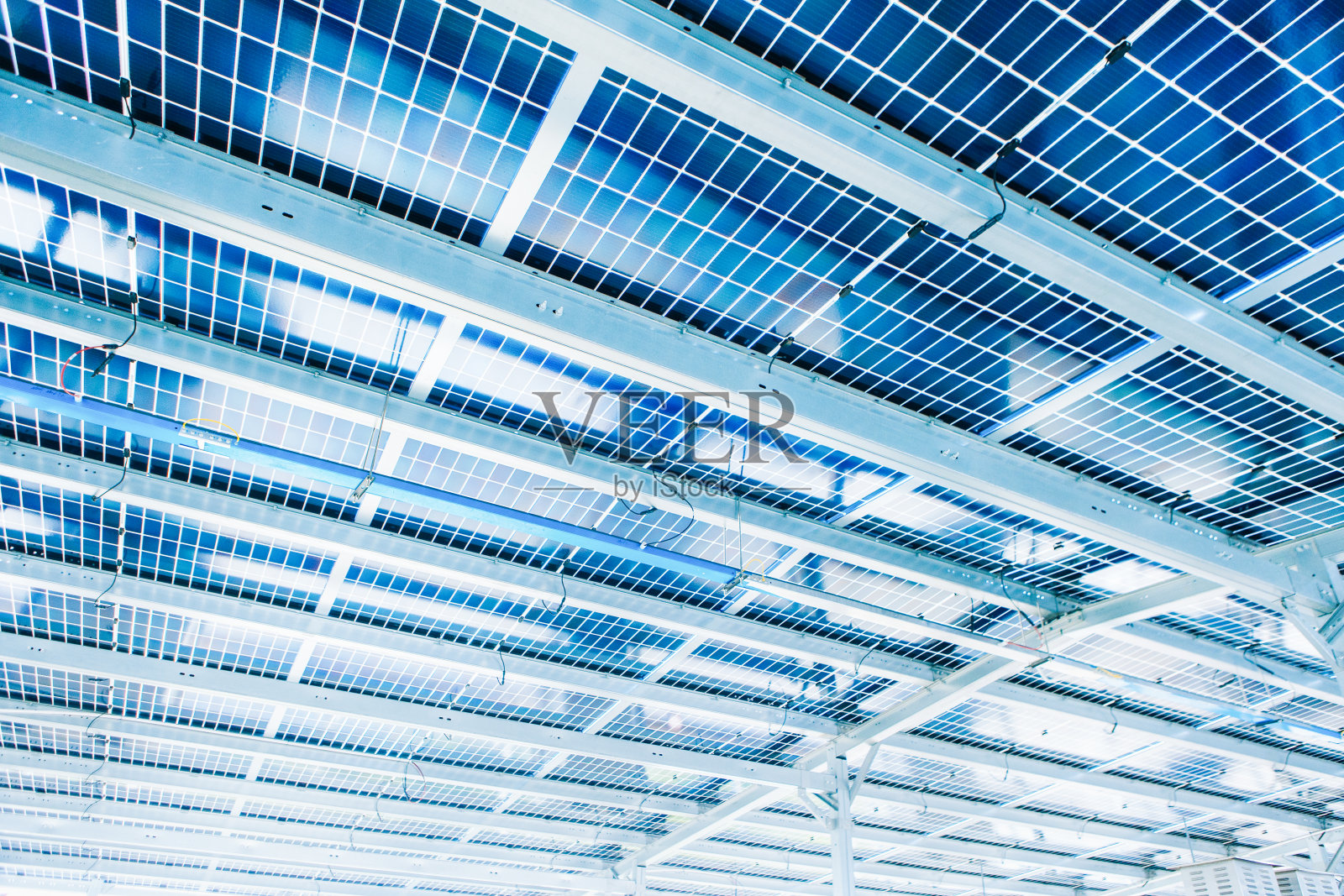 城市屋顶上的太阳能电池板照片摄影图片