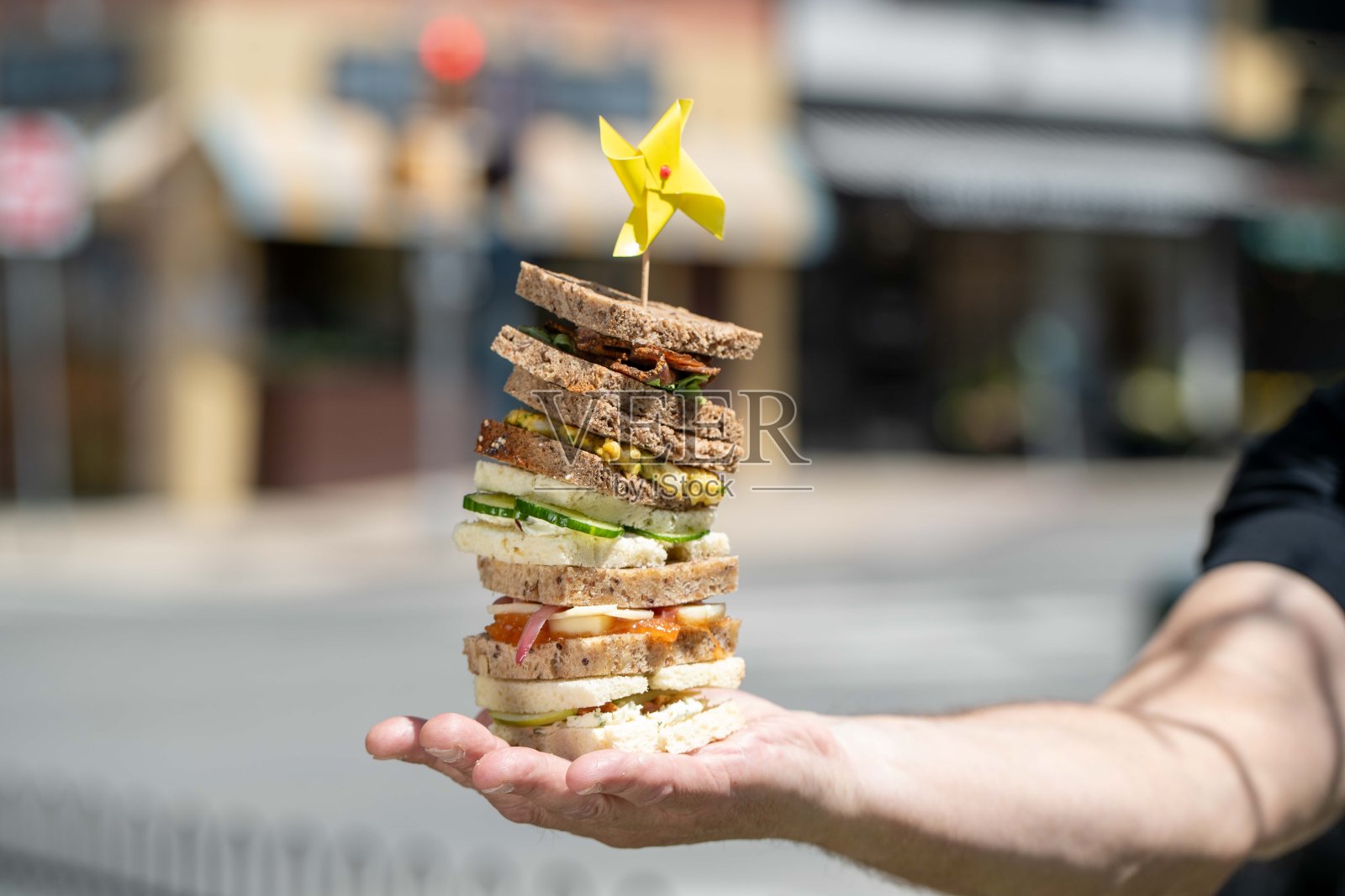 茶三明治和风车照片摄影图片