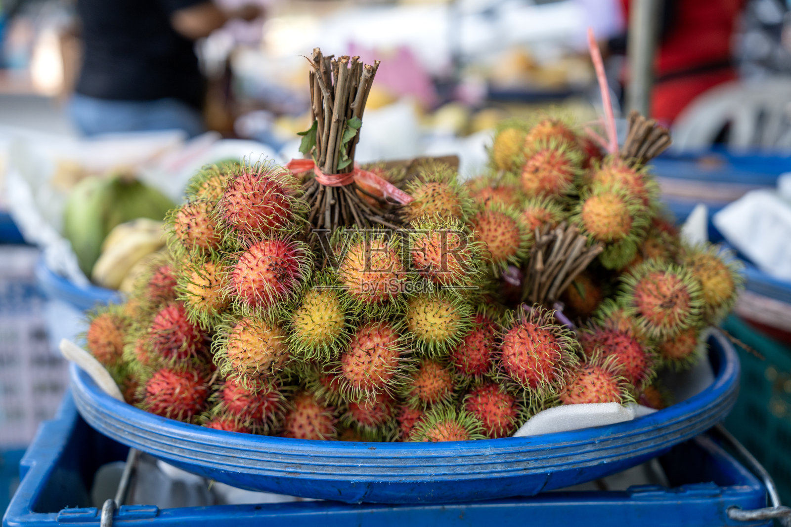 在槟城的街道上,一堆装在篮子里的红毛丹正在出售照片摄影图片