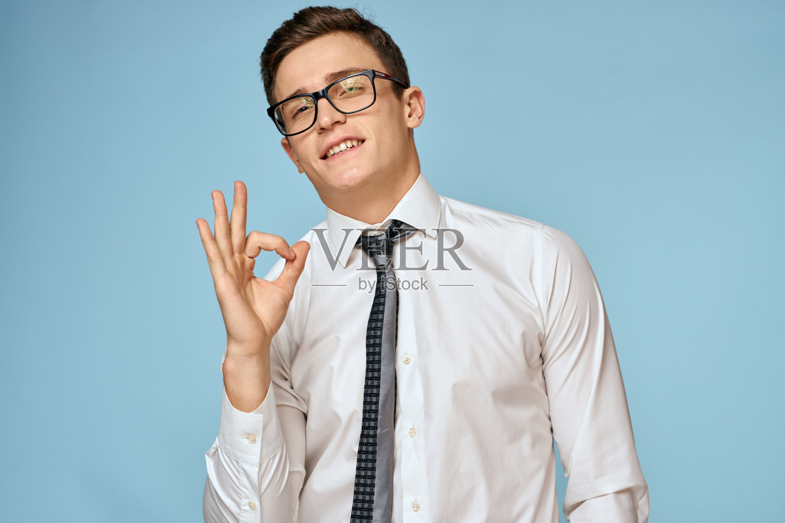商人白衬衫领带眼镜自信官方蓝色背景照片摄影图片