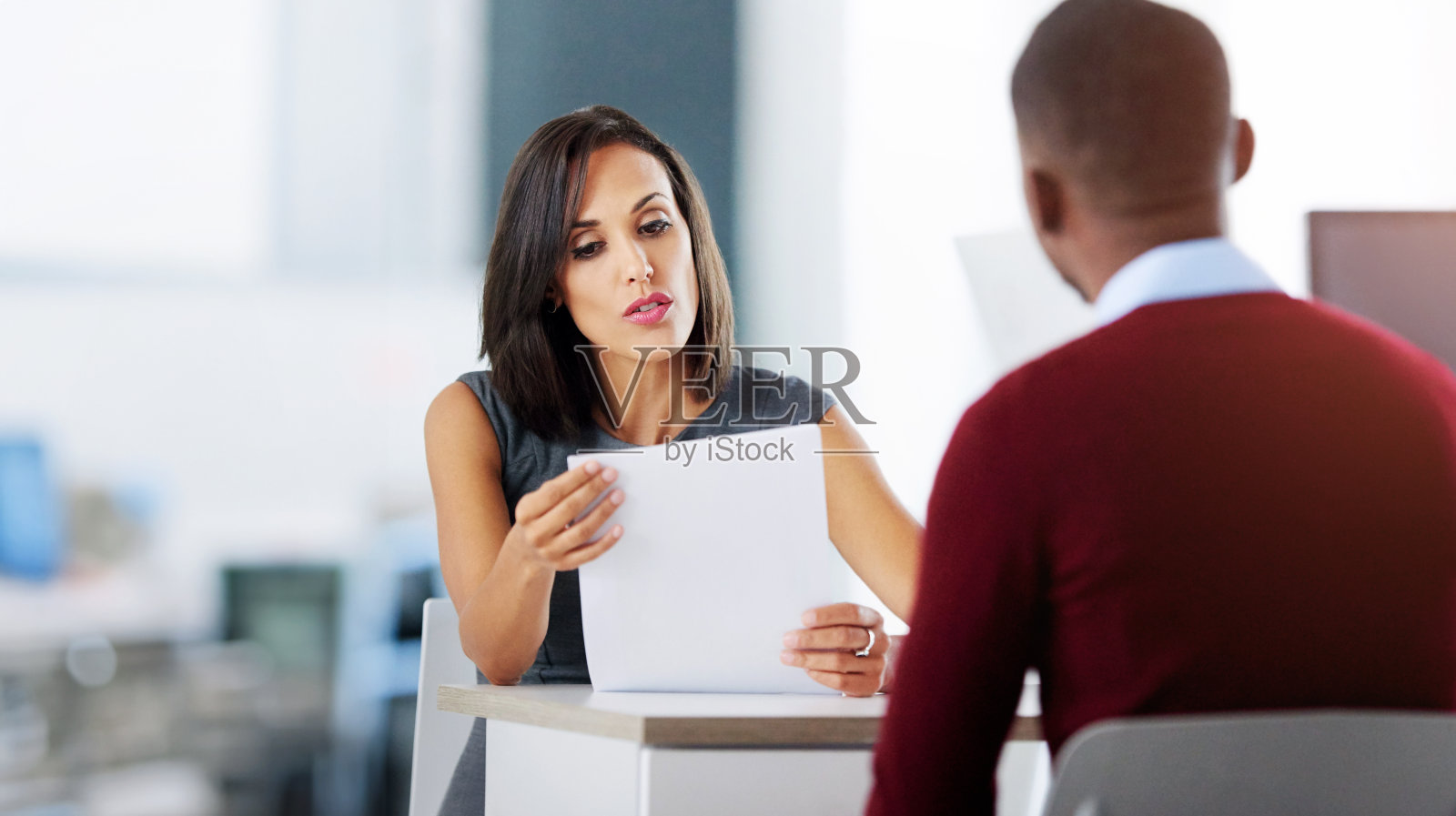 商务,面试,办公室的女士拿简历,简历,人力资源部的男士拿合同。信息,招聘和招聘专业职位,讨论和会议照片摄影图片