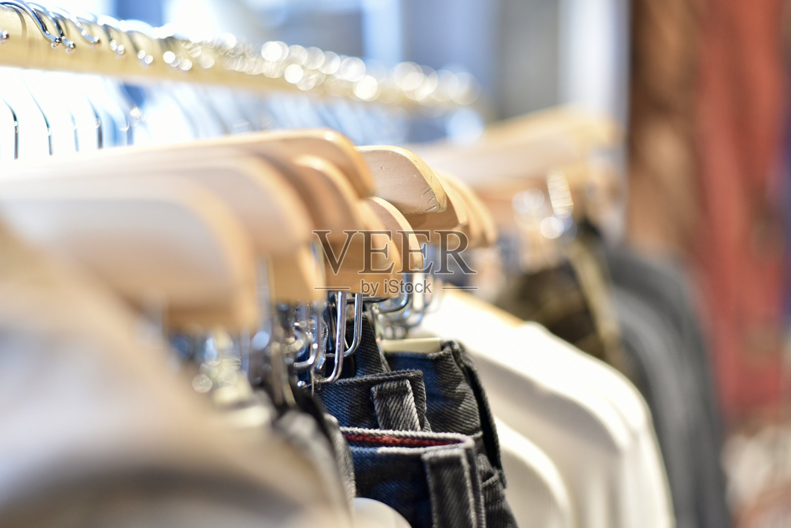 7号架子上的衣服照片摄影图片