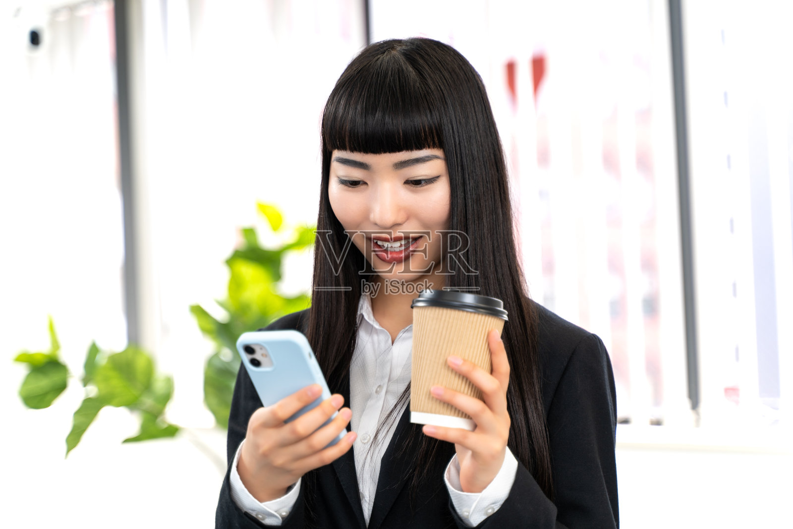 女员工使用智能手机照片摄影图片