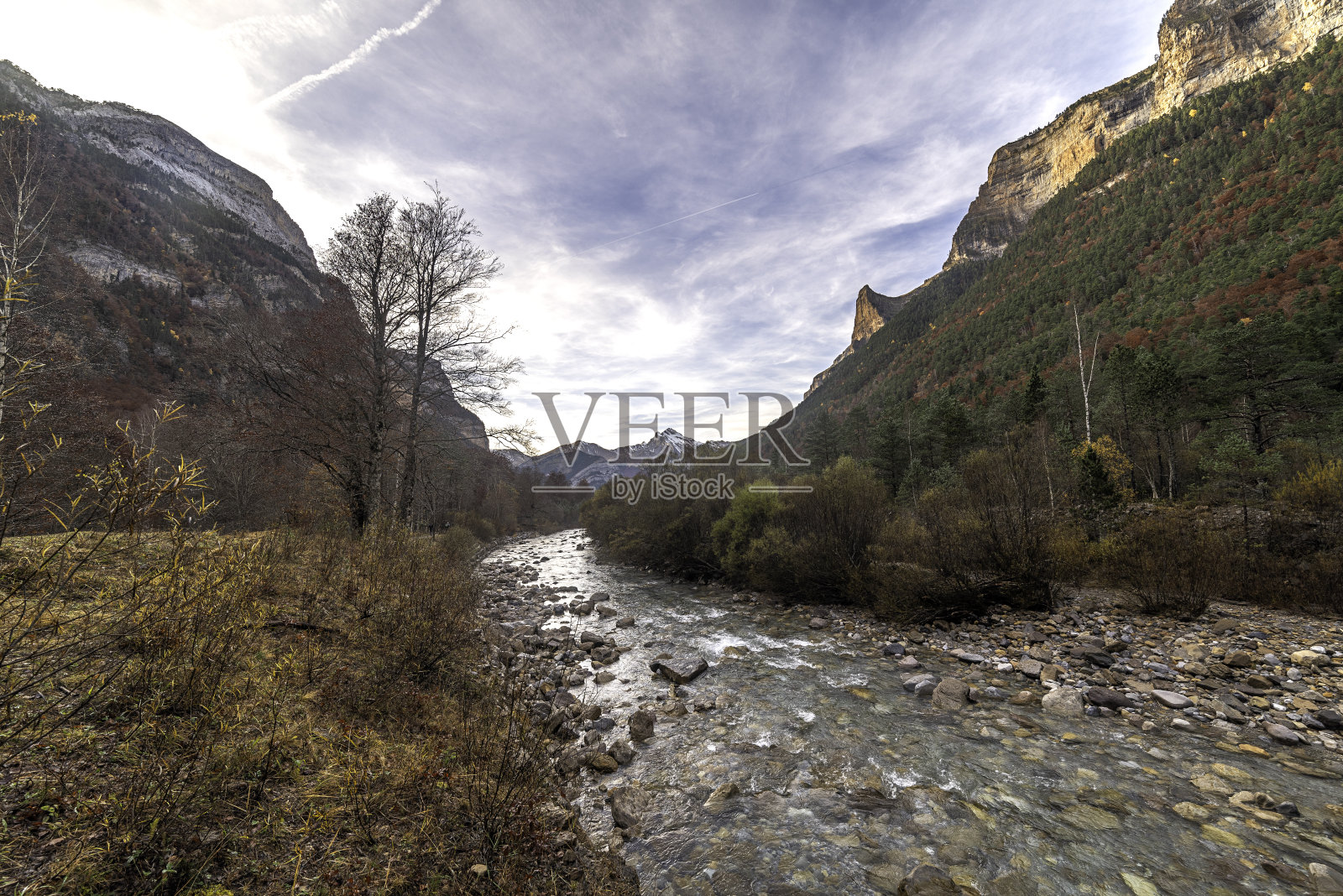 在比利牛斯山的神奇的珀尔迪多山的秋天景观,阿拉萨斯河在背景与Cebollar峰,托拉,维斯卡照片摄影图片
