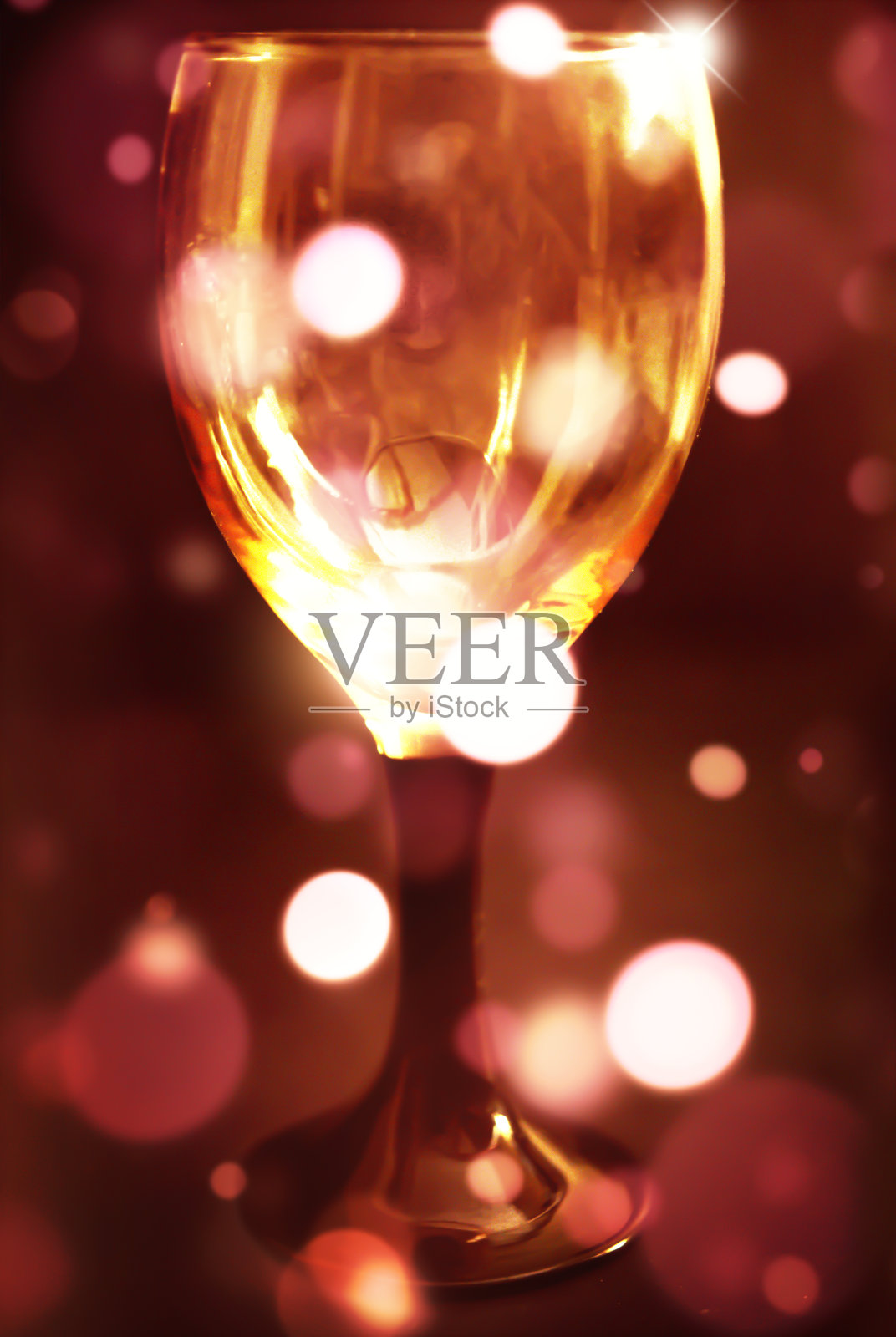 垂直金色玻璃壁纸与散景灯和浪漫的色彩,背景照片摄影图片