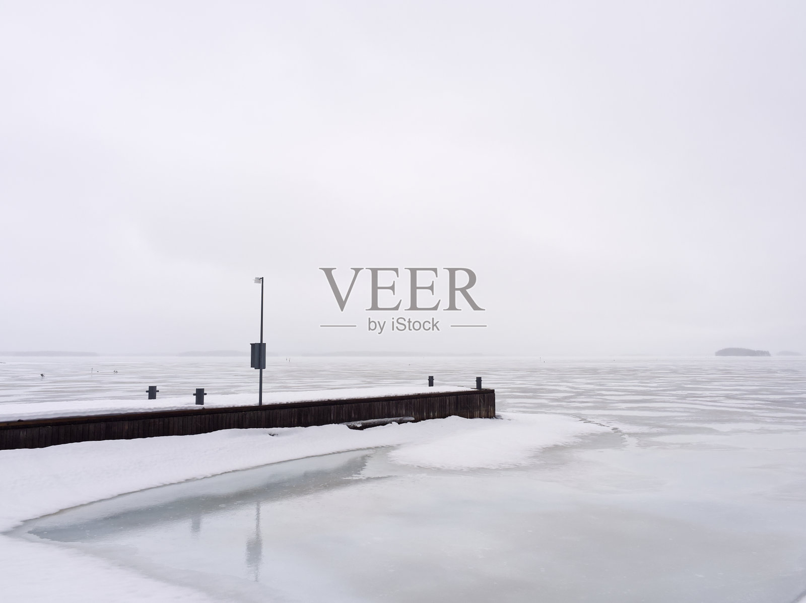 冰湖和码头景观与雾照片摄影图片
