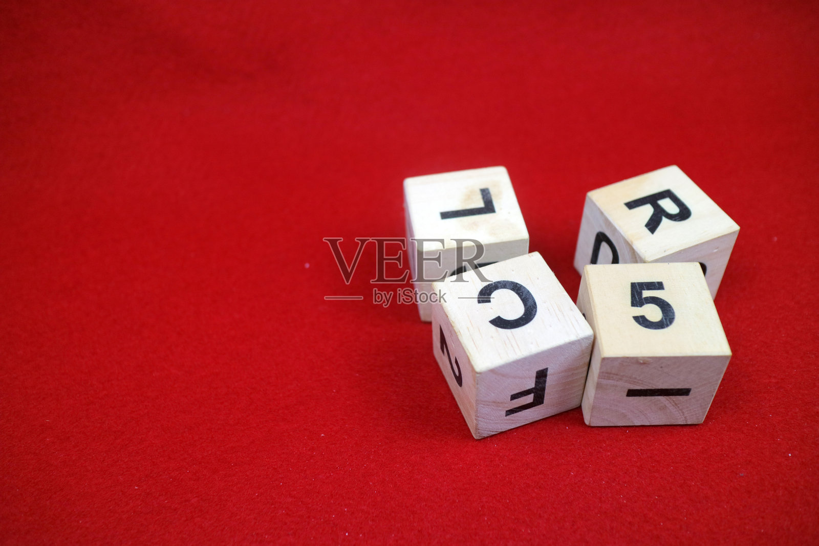 教育堆叠立方体玩具由木头与数字和字母照片摄影图片