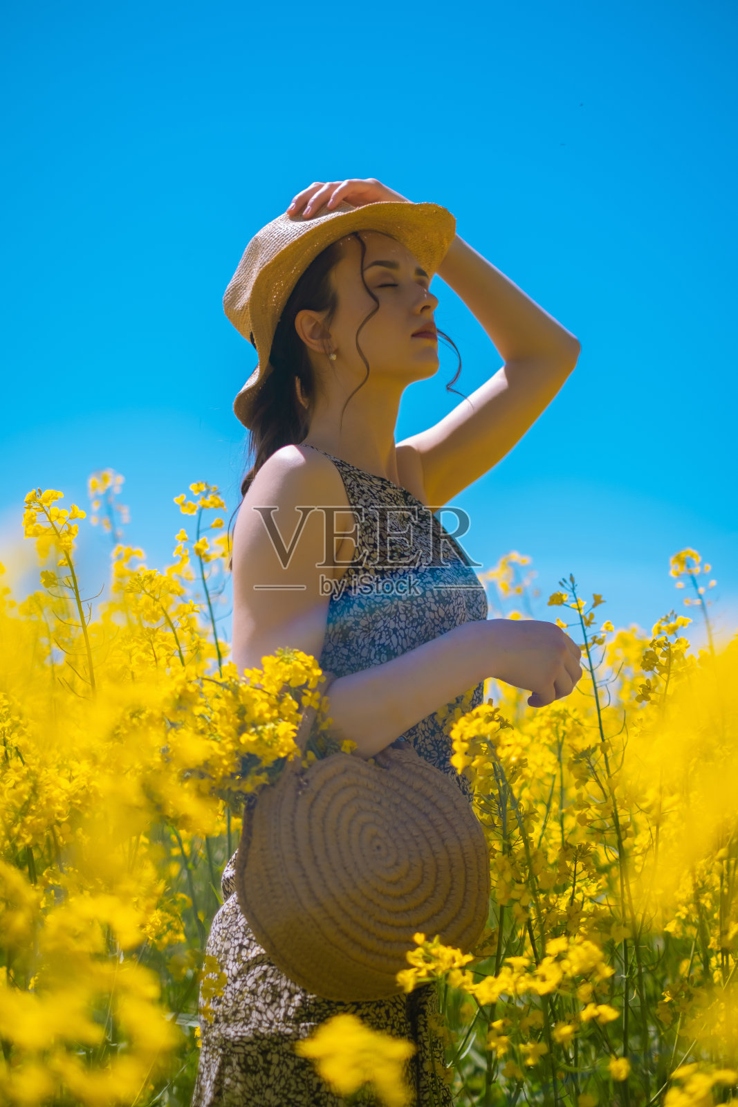 年轻女子手持圆形编织袋,用结实的绳子手工制作,独特设计的手工产品。照片摄影图片