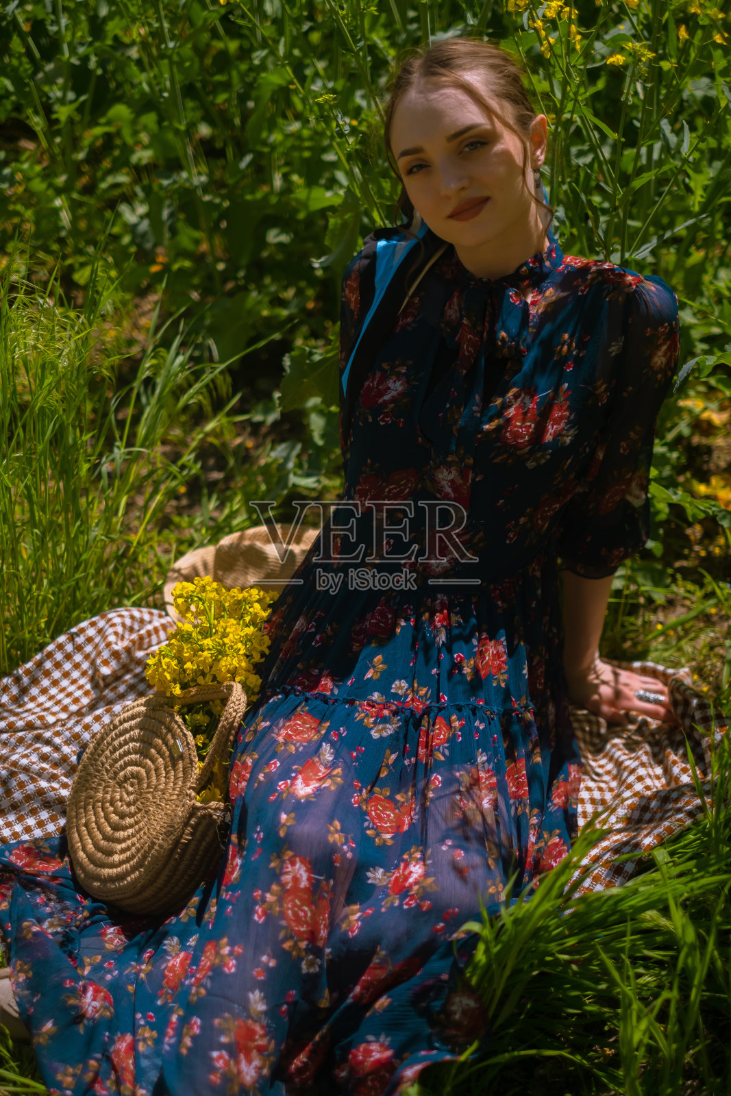 手工包广告,展示了代代相传的地方工艺品,与一个女孩在野外野餐。照片摄影图片