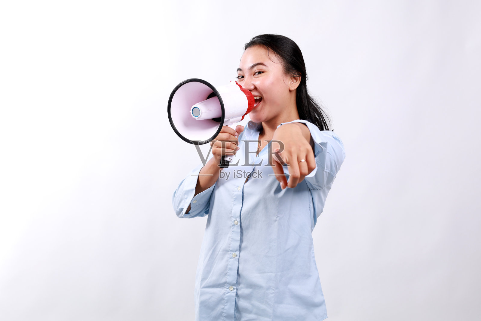注意,公告概念。热情的亚洲女人用扩音器喊着,用扩音器做广告,招聘,站在白色的背景上照片摄影图片