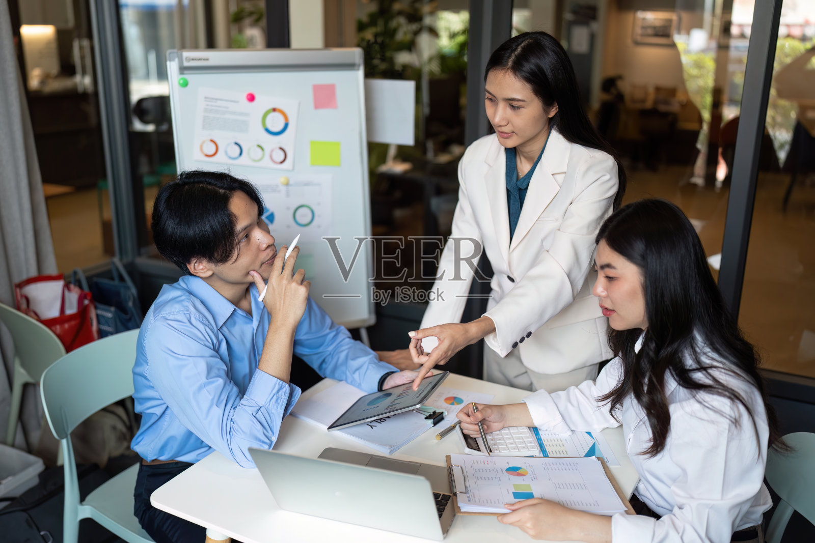 不同的创业青年和合作伙伴在会议室开会时进行头脑风暴照片摄影图片