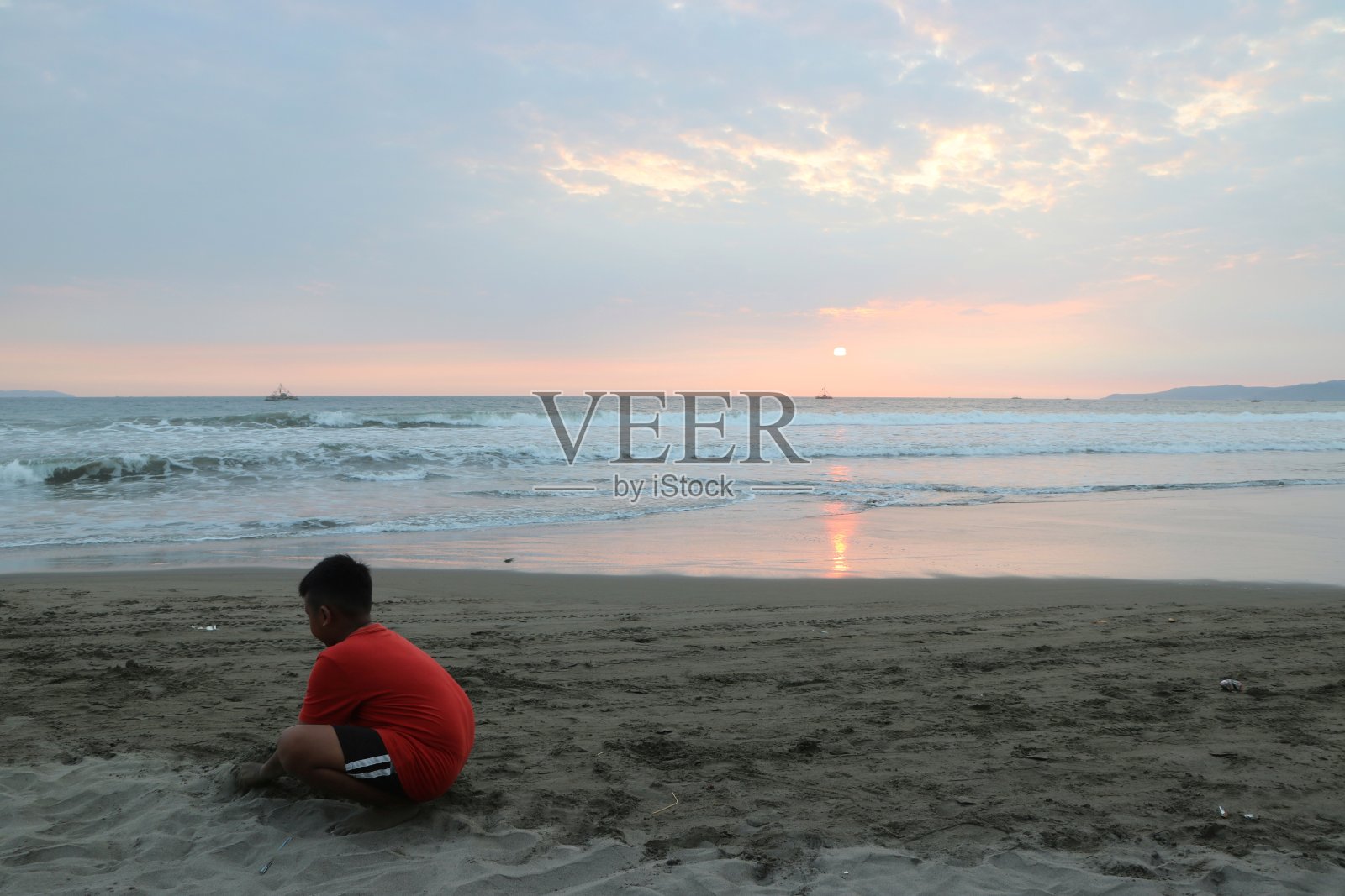 在美丽的背景下在沙滩上玩耍照片摄影图片