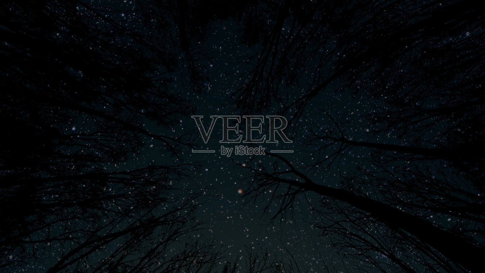 一座山。夜空的背景有星星、月亮和云彩。照片摄影图片