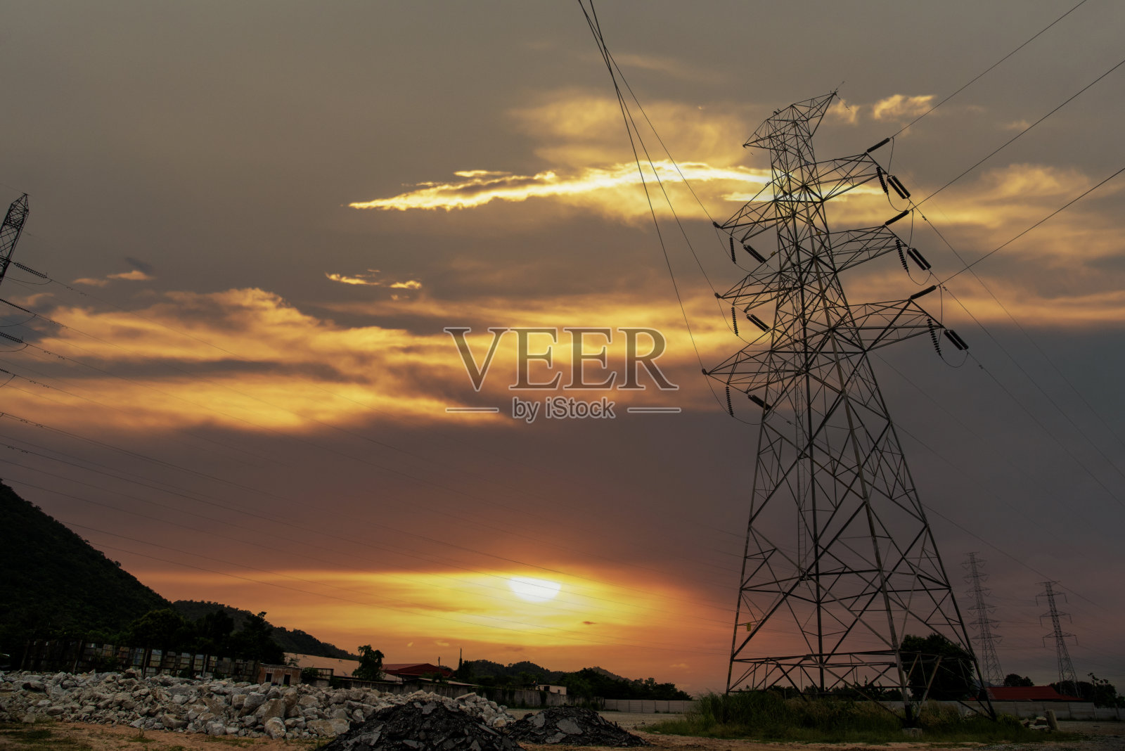 高压电线杆配电景观能源工程。电力充沛的背景,蓝天碧山的乡村。电力、能源工程、工业照片摄影图片