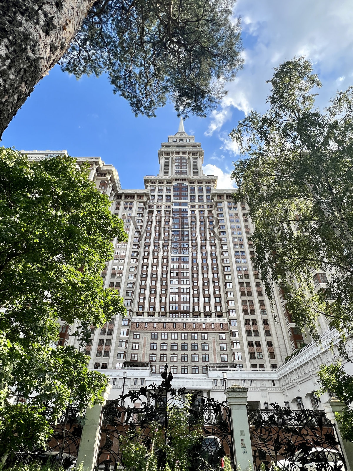 俄罗斯莫斯科,带有公园的住宅楼照片摄影图片