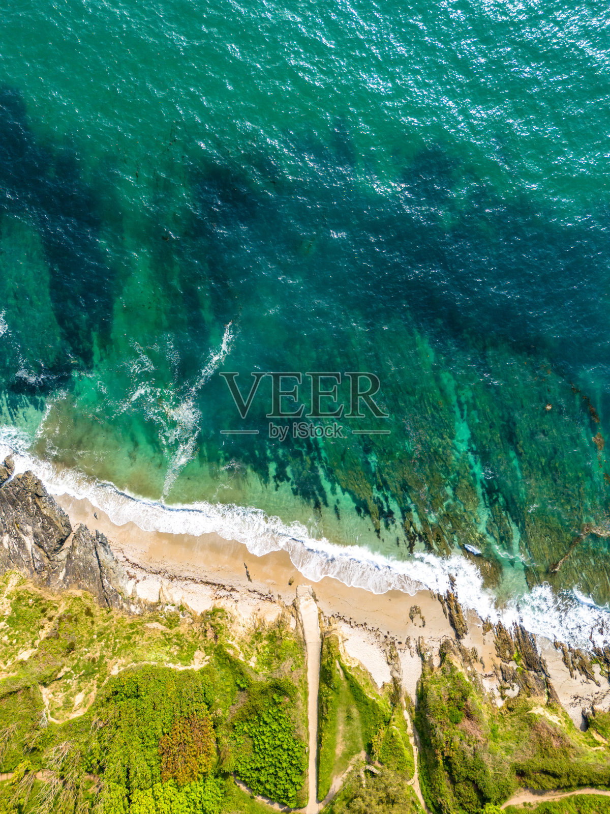 就在康沃尔的鲷鱼湾上空照片摄影图片