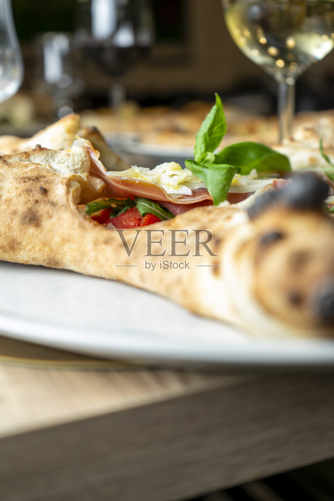 披萨中肉和蔬菜的细节照片摄影图片