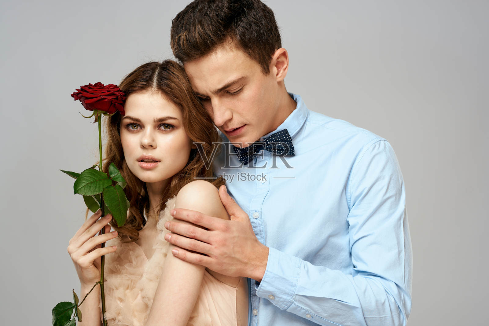 可爱的年轻情侣拥抱约会友谊魅力照片摄影图片