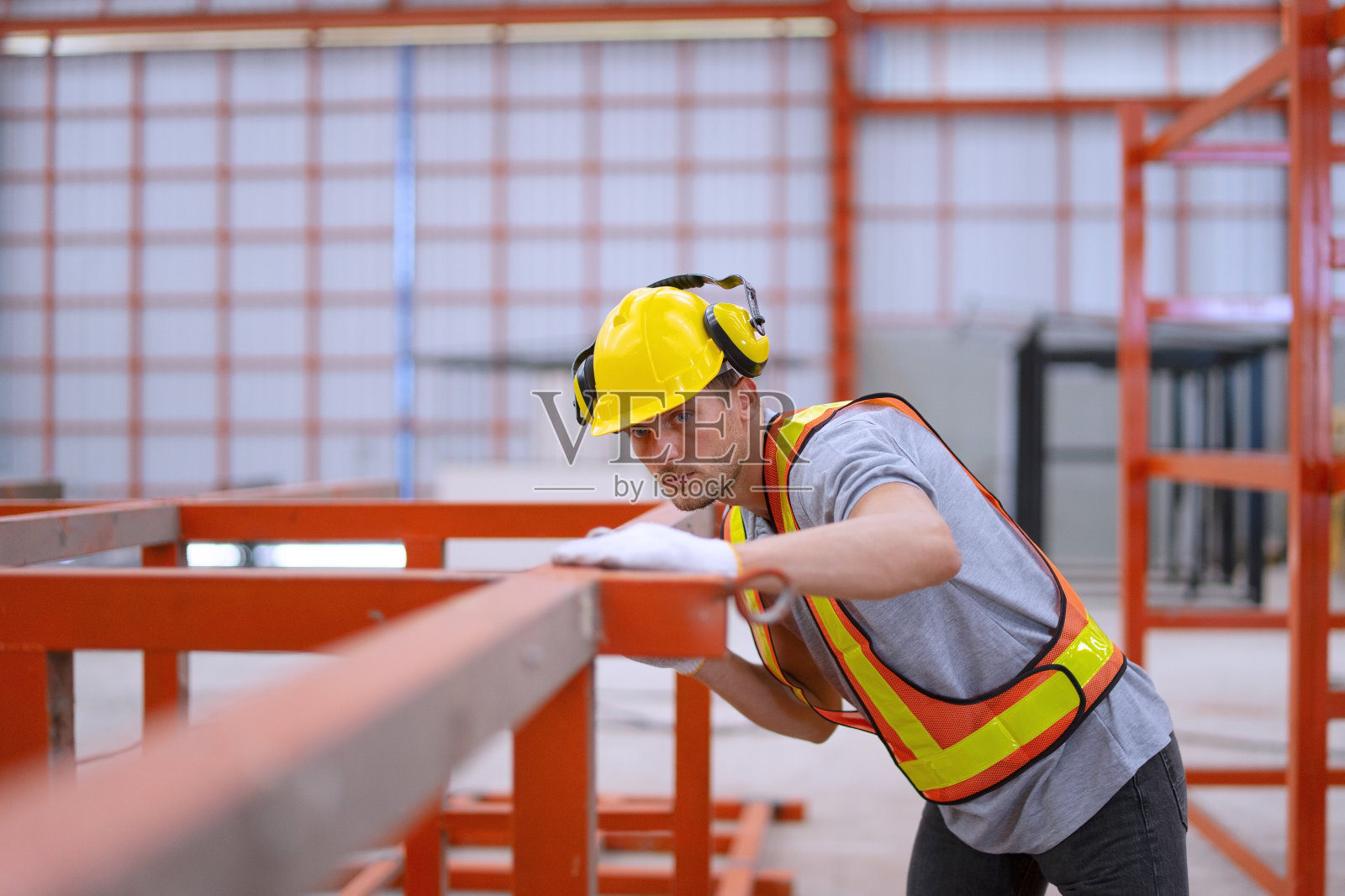 一名蓝领工人正在金属片仓库工作。照片摄影图片