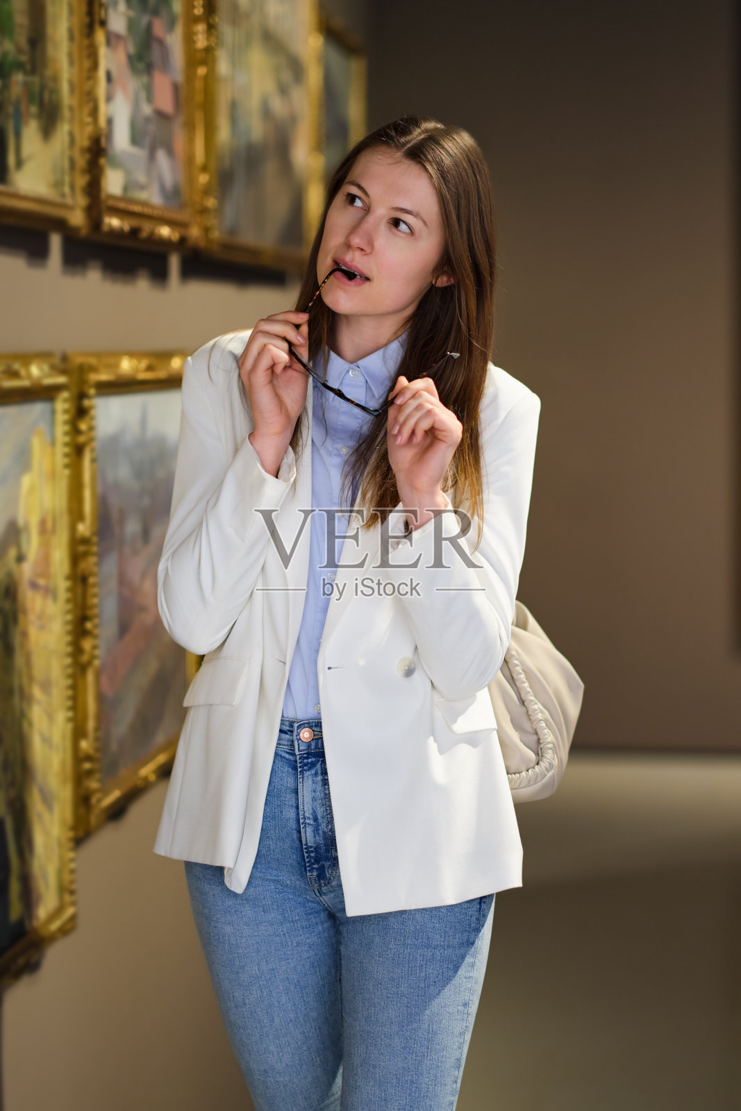 博物馆里的妇女观看艺术展览。照片摄影图片