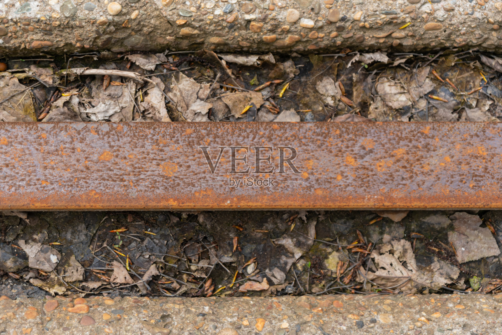 带有火车轨道的沥青街道照片摄影图片