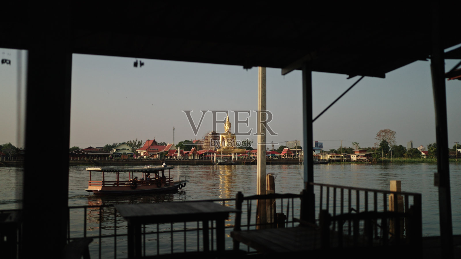 河边的观点。照片摄影图片