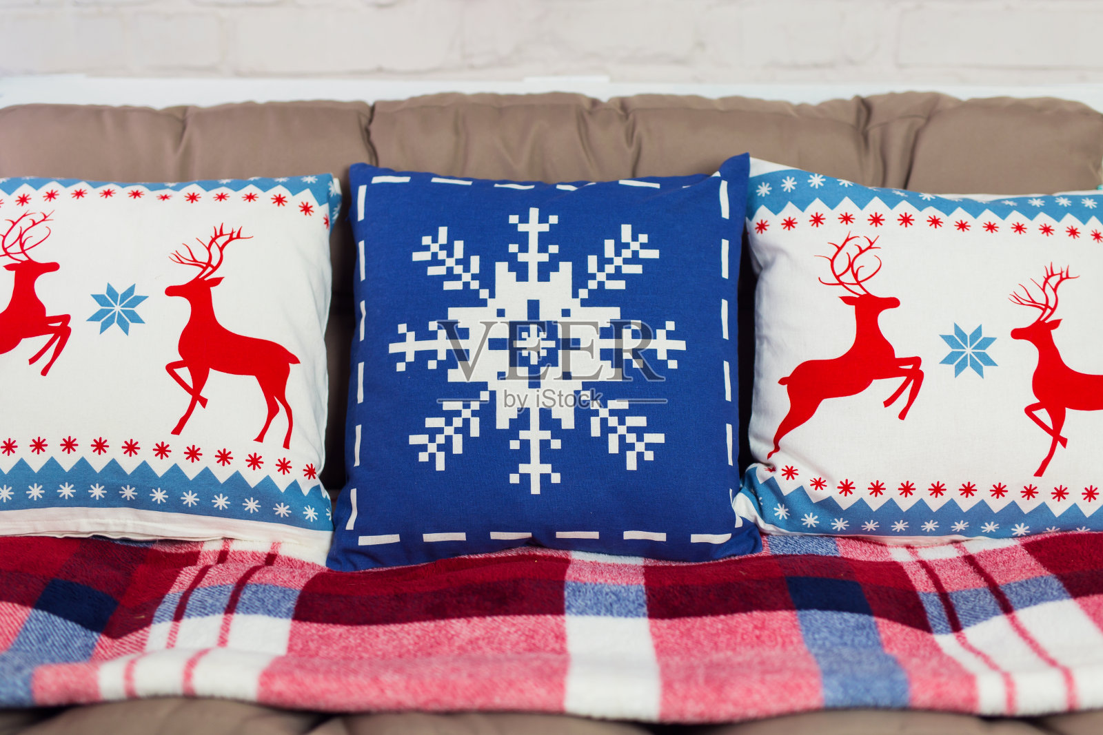 沙发上放着三个圣诞枕头照片摄影图片