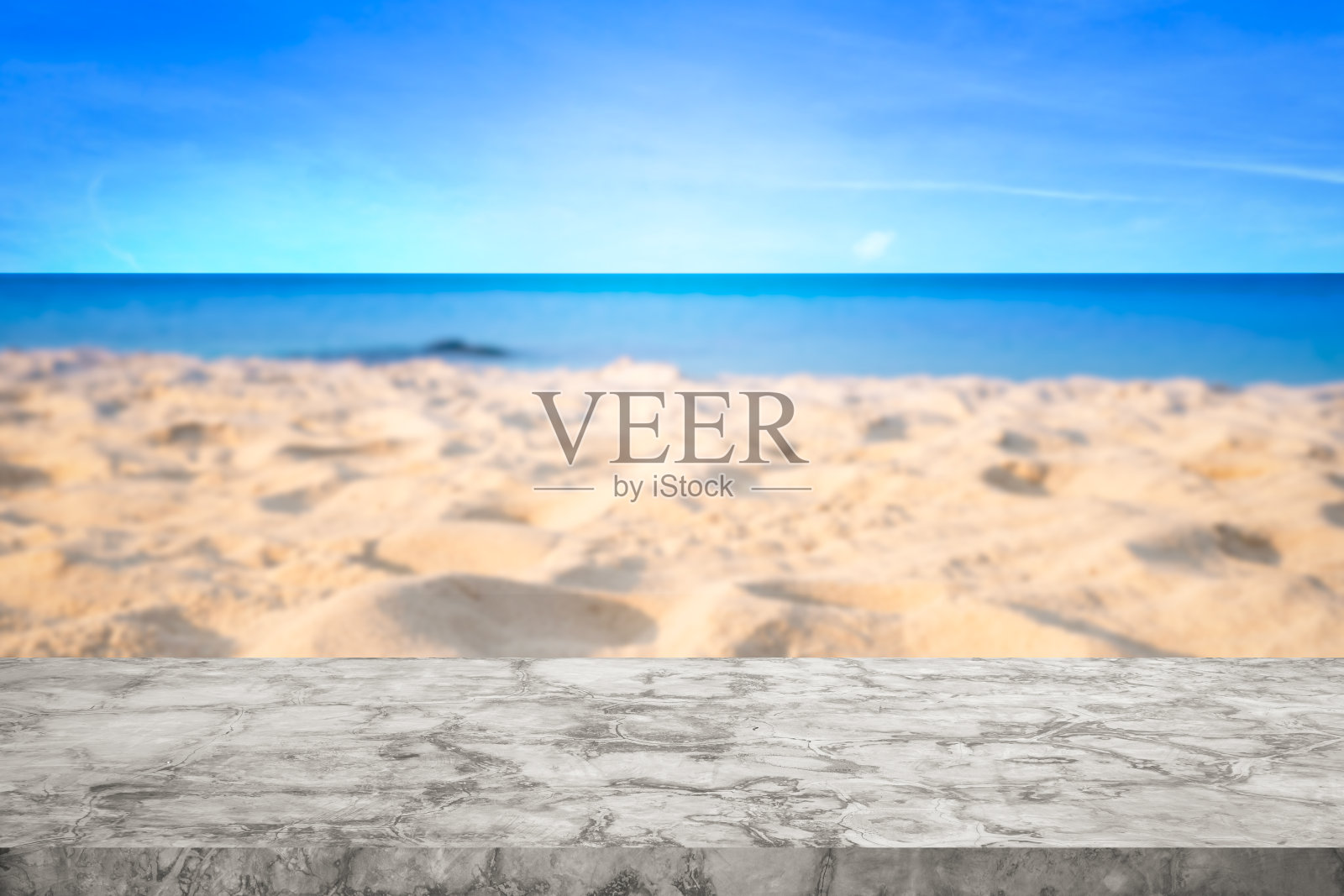 水泥柜台顶空和背景沙滩模糊为装饰设计和产品展示的蒙太奇的想法照片摄影图片