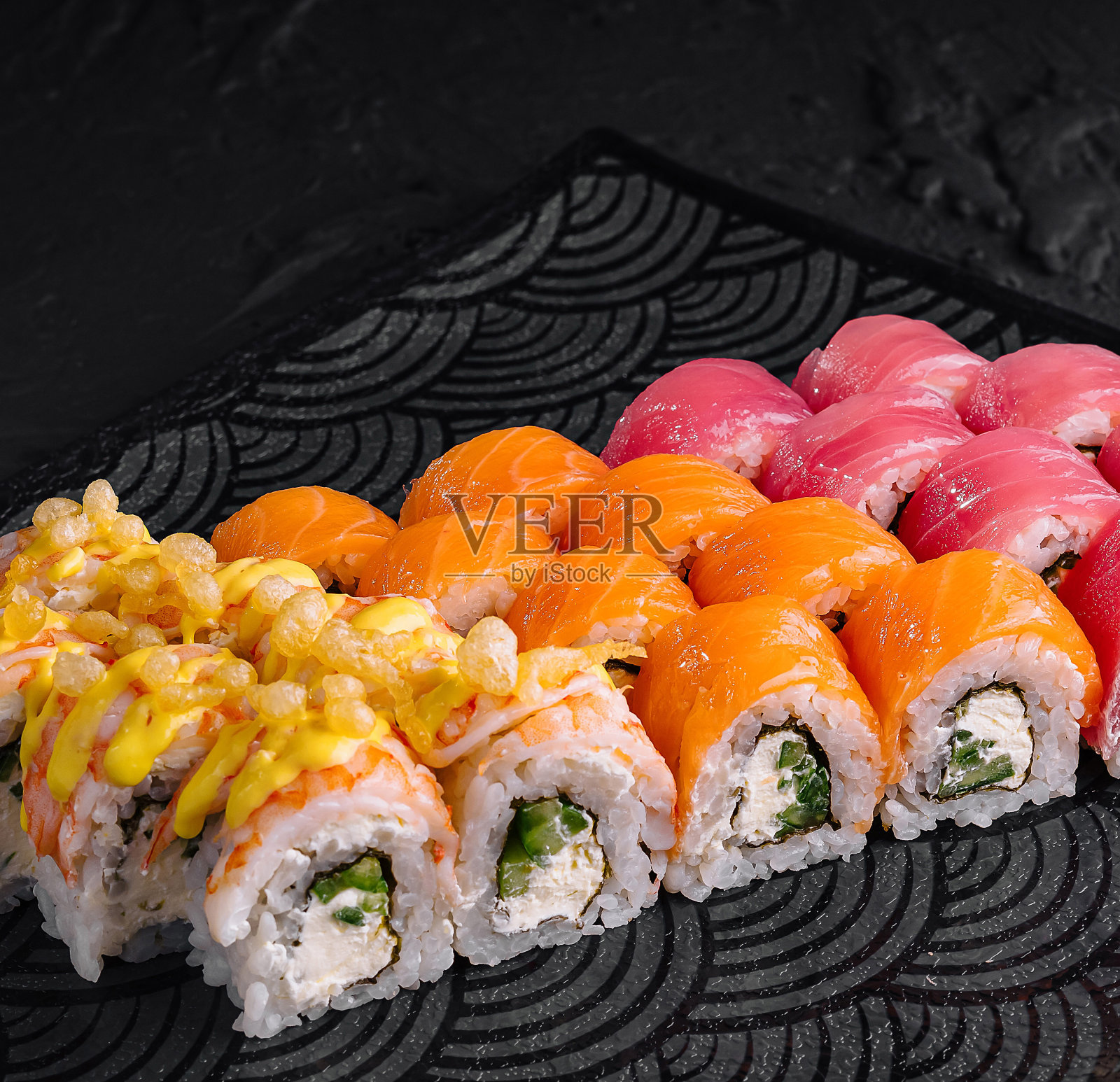 黑色盘子里的什锦寿司照片摄影图片