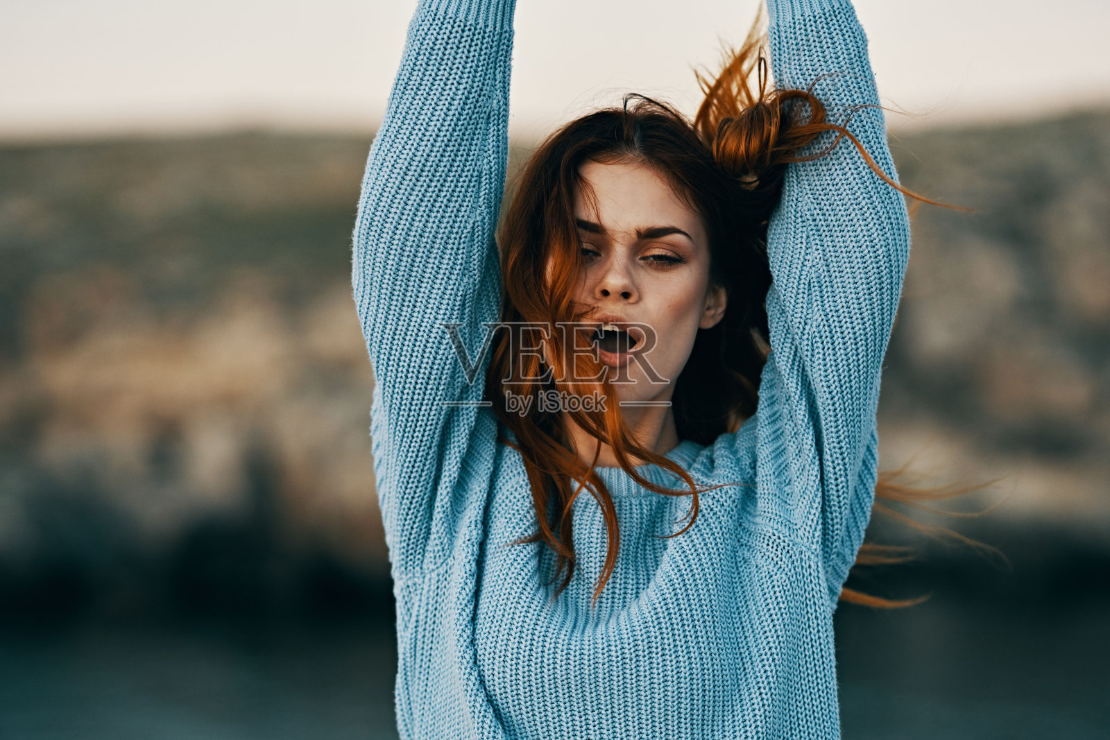 开朗的红发女人在户外享受大自然的自由照片摄影图片